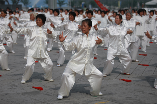 北京市万人健身气功展示活动隆重举行