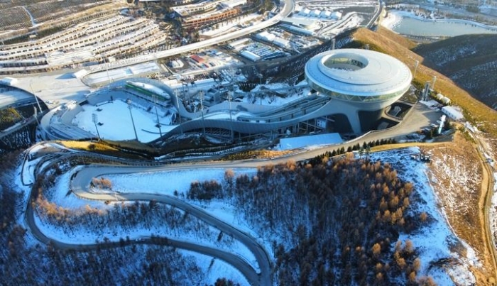 国家跳台滑雪中心“雪如意”正在进行塑雪的景色。（无人机照片）新华社记者杨帆摄