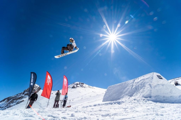 2021年9月8日，张嘉豪在智利首都圣地亚哥附近的拉帕尔瓦滑雪场参加国际雪联系列积分赛智利站大跳台的比赛。新华社发
