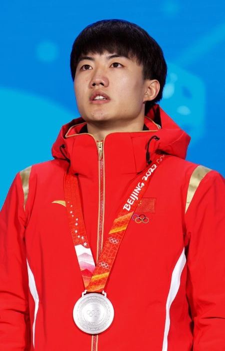 2月8日，亚军中国队选手李文龙在北京2022年冬奥会短道速滑男子1000米奖牌颁发仪式上。新华社记者鞠焕宗摄