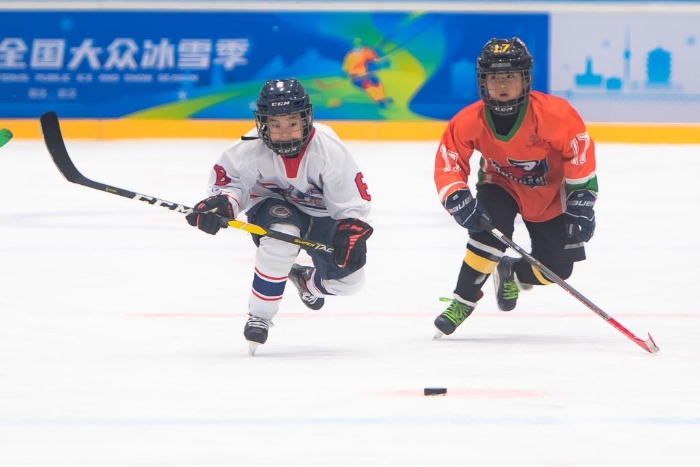 2021年12月19日，小球员在“滑向2022”全国青少年冰球系列赛（武汉站）的比赛中。新华社记者肖艺九摄