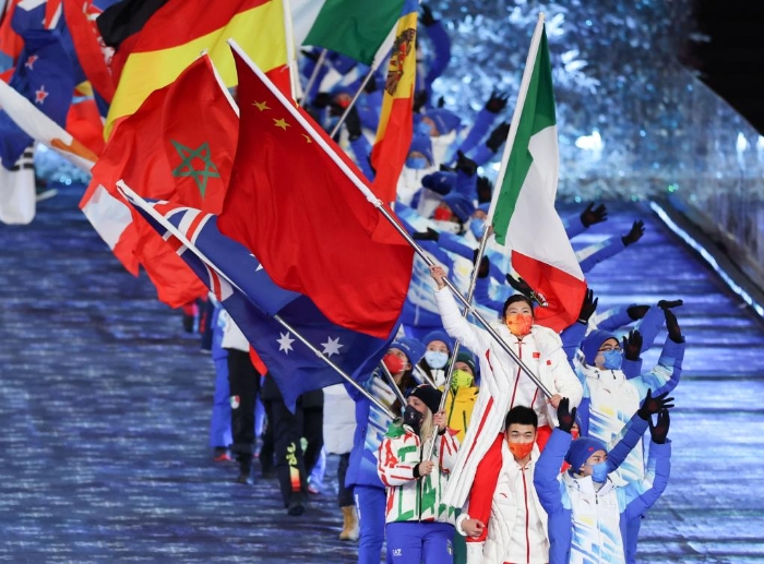 2月20日晚，北京第二十四届冬季奥林匹克运动会闭幕式在国家体育场举行。这是中国代表团旗手徐梦桃与高亭宇在闭幕式上入场。新华社记者曹灿摄