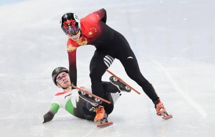 2月7日，中国队选手任子威（上）与匈牙利队选手刘少林在短道速滑男子1000米决赛中冲线后。新华社记者兰红光摄