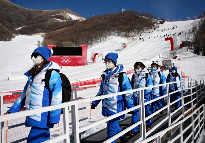 1月28日，志愿者抵达国家高山滑雪中心。新华社记者张晨霖摄