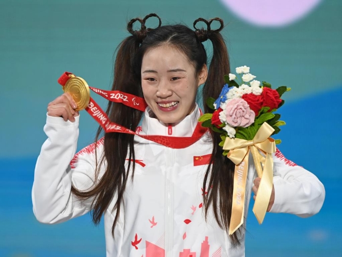 3月6日，获得金牌的中国选手张梦秋在颁奖仪式上。新华社记者李嘉南摄