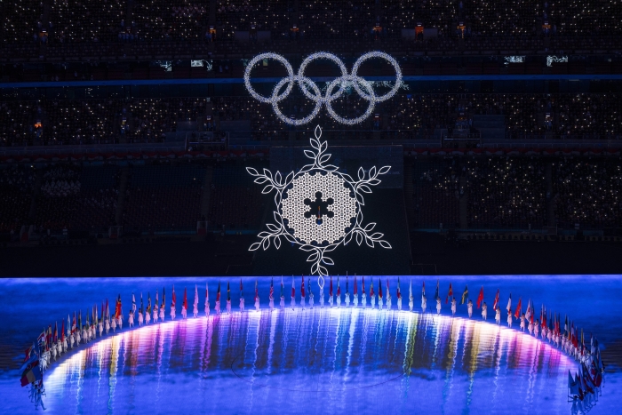 2022年2月20日，国家体育场内，北京冬奥会闭幕式上，“梦幻五环”再次缓缓升起。新京报记者 陶冉 摄