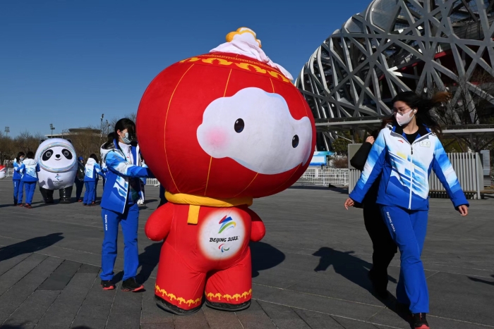 2022年3月5日，北京冬奥会吉祥物“冰墩墩”和北京冬残奥会吉祥物“雪容融”来到奥林匹克公园公共区景观大道，与志愿者们一起欢乐互动。 新京报记者 王飞 通讯员 张正晔 摄