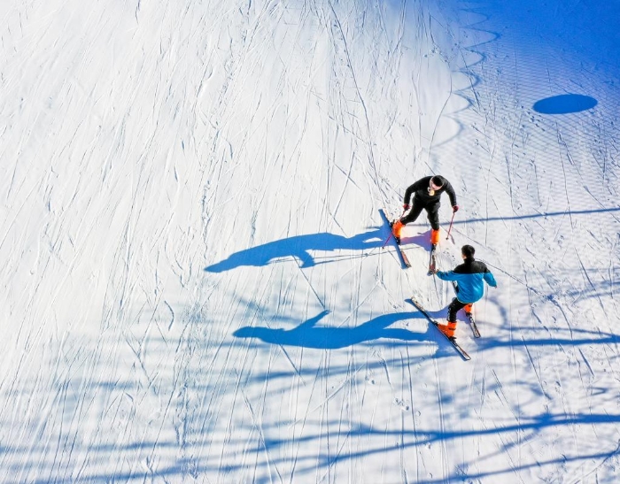 2021年12月26日，滑雪爱好者在河北唐山遵化市一家滑雪场滑雪。新华社发（刘满仓摄）