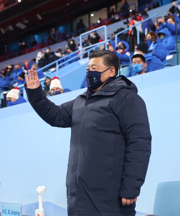 2月4日晚，北京第二十四届冬季奥林匹克运动会开幕式在国家体育场隆重举行。这是国家主席习近平在主席台上向大家挥手致意。新华社记者 鞠鹏 摄