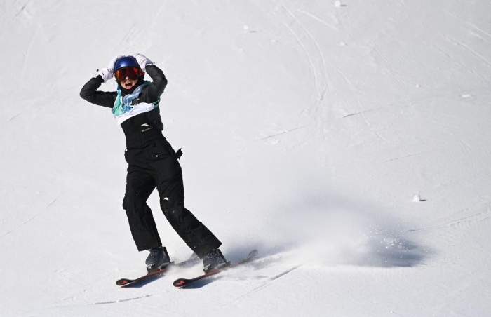 2月8日，中国选手谷爱凌在北京2022年冬奥会自由式滑雪女子大跳台决赛中。新华社记者熊琦摄