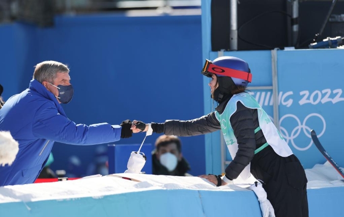 2月8日，国际奥委会主席巴赫（左）向中国选手谷爱凌表示祝贺。新华社记者丁旭摄