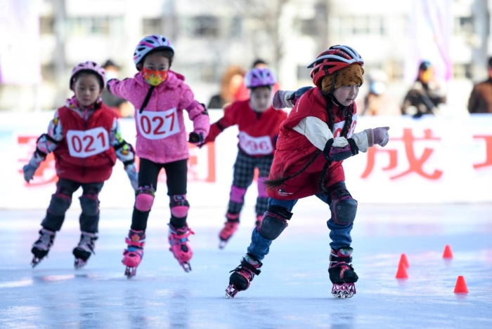 1月15日，“喜迎冬奥 快乐运动”2022年宁夏银川市第四届青少年冬季冰雪运动会在湖滨体育场冰场举行。图为小选手们在200米比赛中。新华社记者冯开华摄