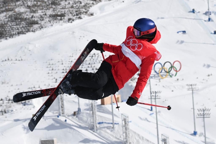 2月18日，中国队选手谷爱凌在自由式滑雪女子U型场地技巧决赛中。新华社记者胡虎虎摄