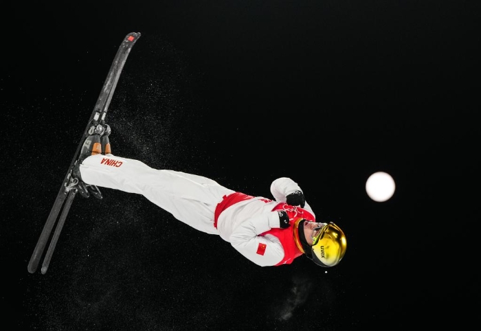 2月16日，中国队选手齐广璞在自由式滑雪男子空中技巧决赛中。新华社记者朱峥摄
