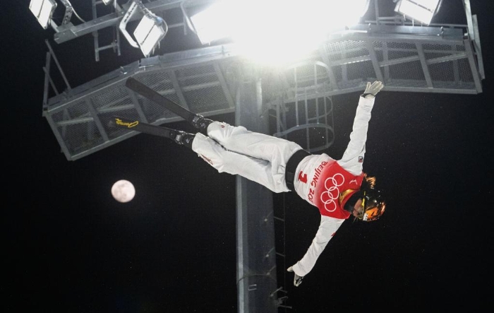 2月14日，北京冬奥会自由式滑雪女子空中技巧决赛，中国队选手徐梦桃在比赛中。新华社记者肖艺九摄