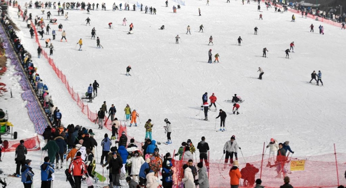 2021年1月16日，滑雪爱好者在杭州临安大明山万松岭滑雪场滑雪。新华社记者黄宗治摄