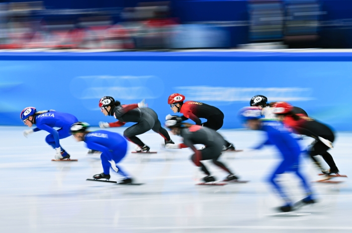 2月5日，在首都体育馆举行的北京2022年冬奥会短道速滑项目混合团体接力决赛中，中国队夺得冠军。新华社记者李尕摄