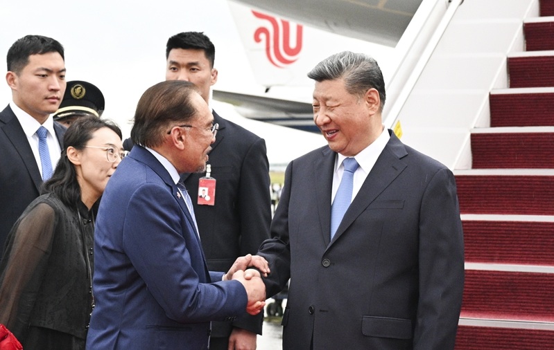 习近平抵达吉隆坡对马来西亚进行国事访问