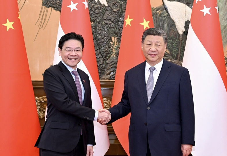 习近平会见新加坡总理黄循财