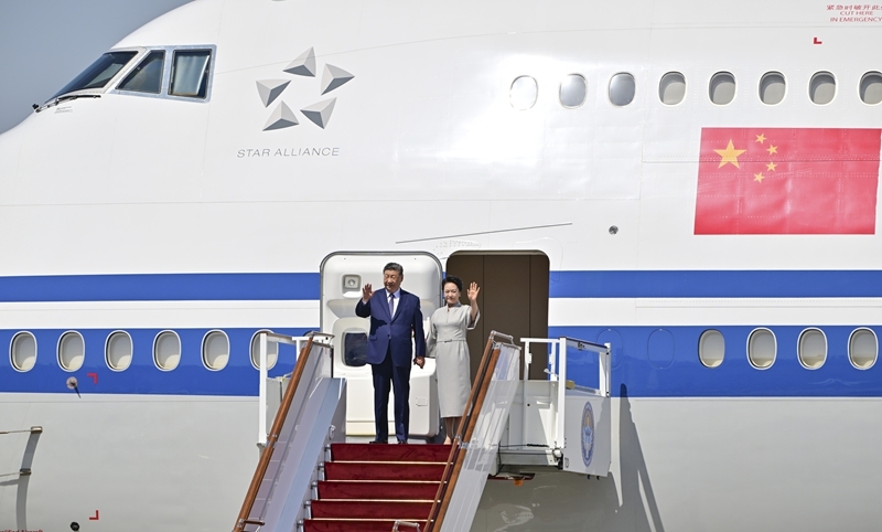 习近平主席抵达比什凯克出席2026年上海合作组织峰会并对吉尔吉斯斯坦进行国事访问